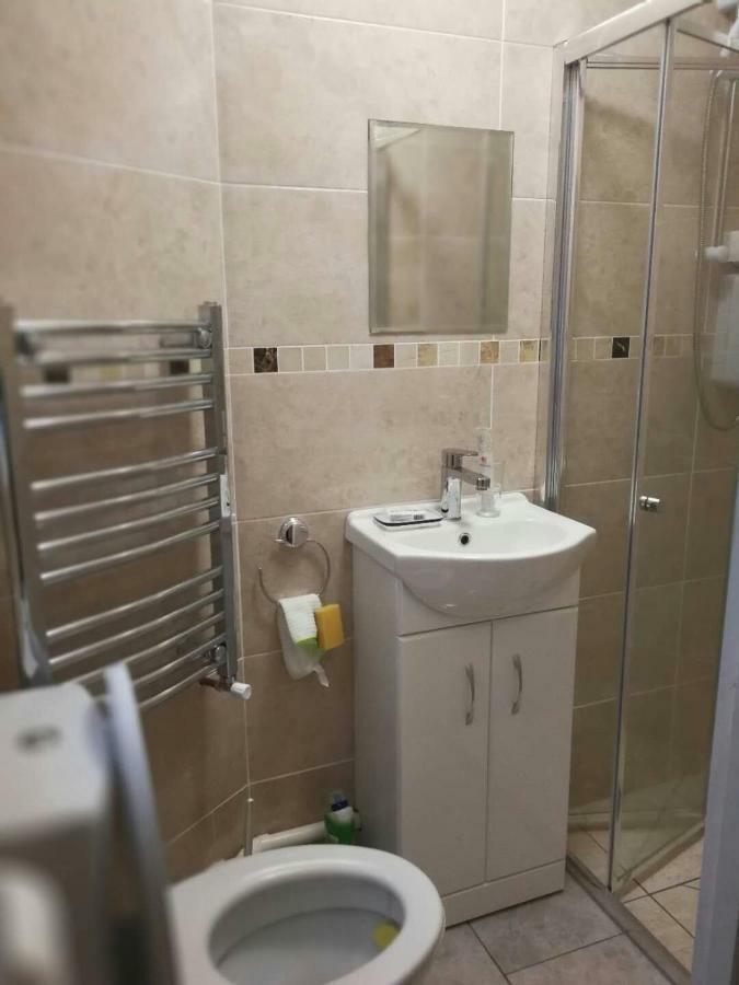 Rest Room Near To Heathrow Airport Ashford  エクステリア 写真